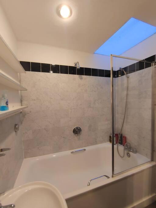 Stylish Apartment Near Carnaby Street, Sleeps 4. Λονδίνο Εξωτερικό φωτογραφία